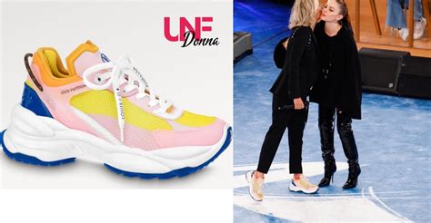 Svelata la marca delle sneakers di Maria de Filippi: .